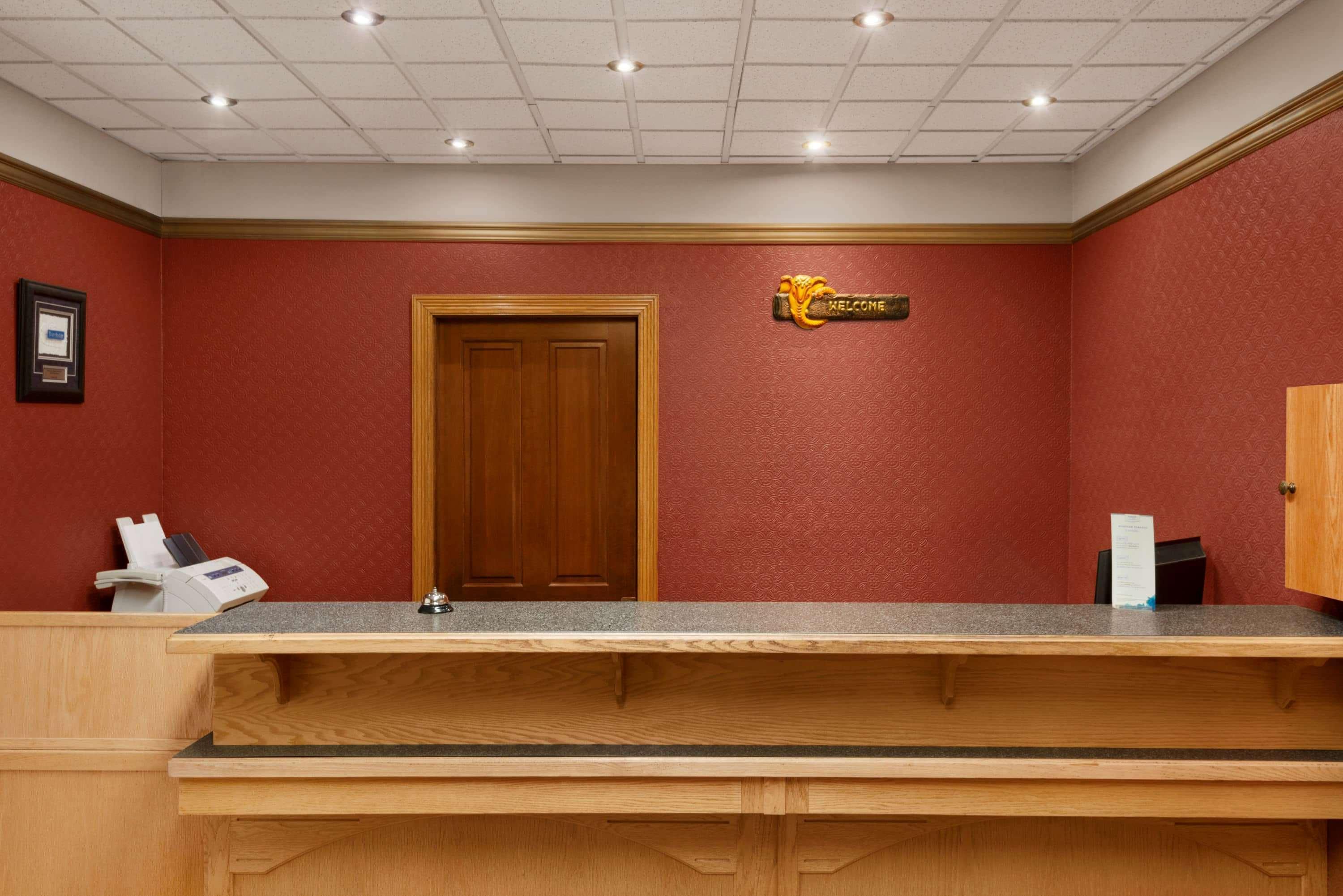 Travelodge By Wyndham Quesnel Bc Экстерьер фото