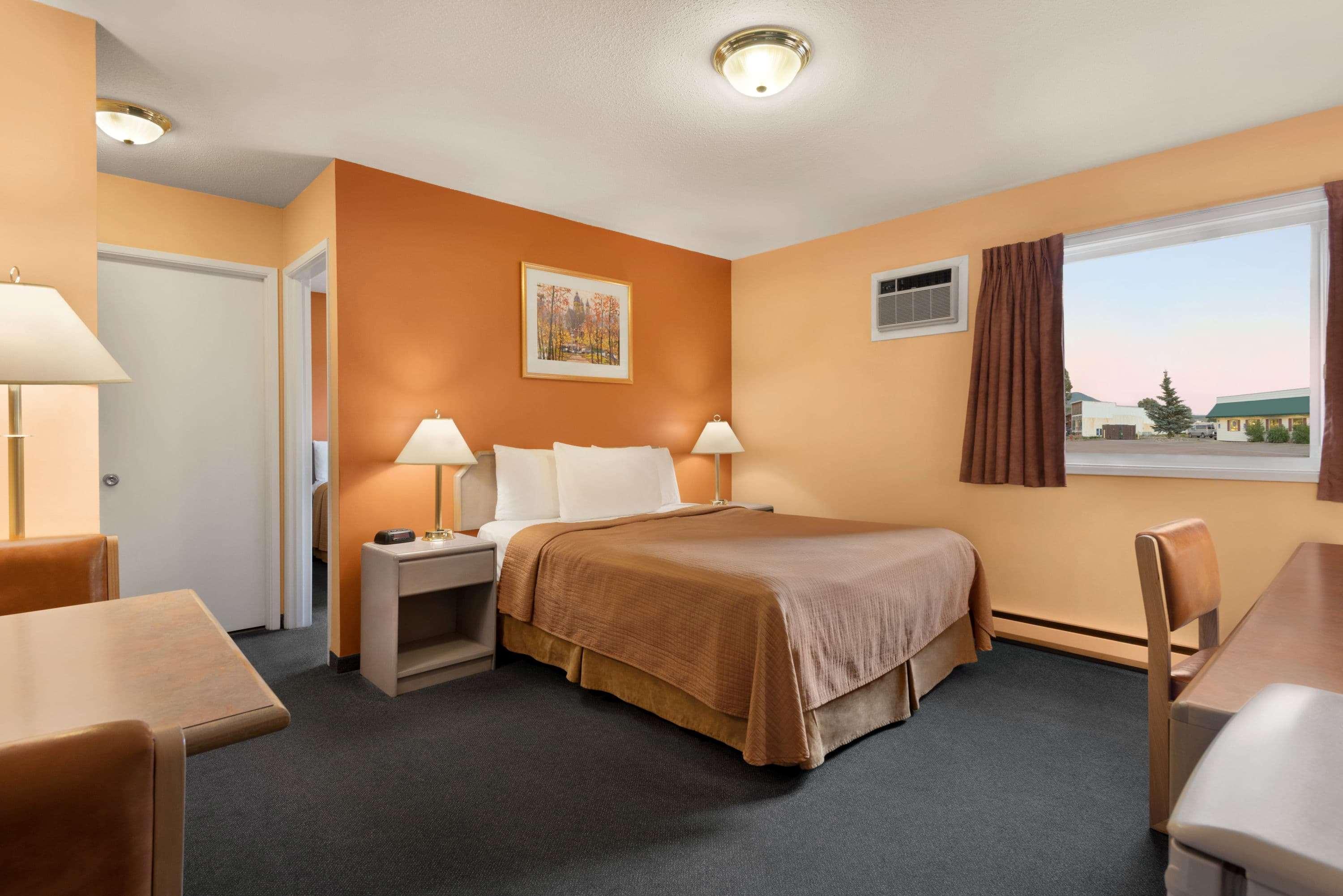 Travelodge By Wyndham Quesnel Bc Экстерьер фото
