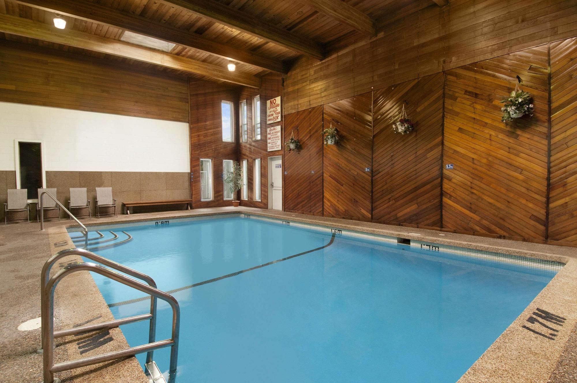 Travelodge By Wyndham Quesnel Bc Экстерьер фото